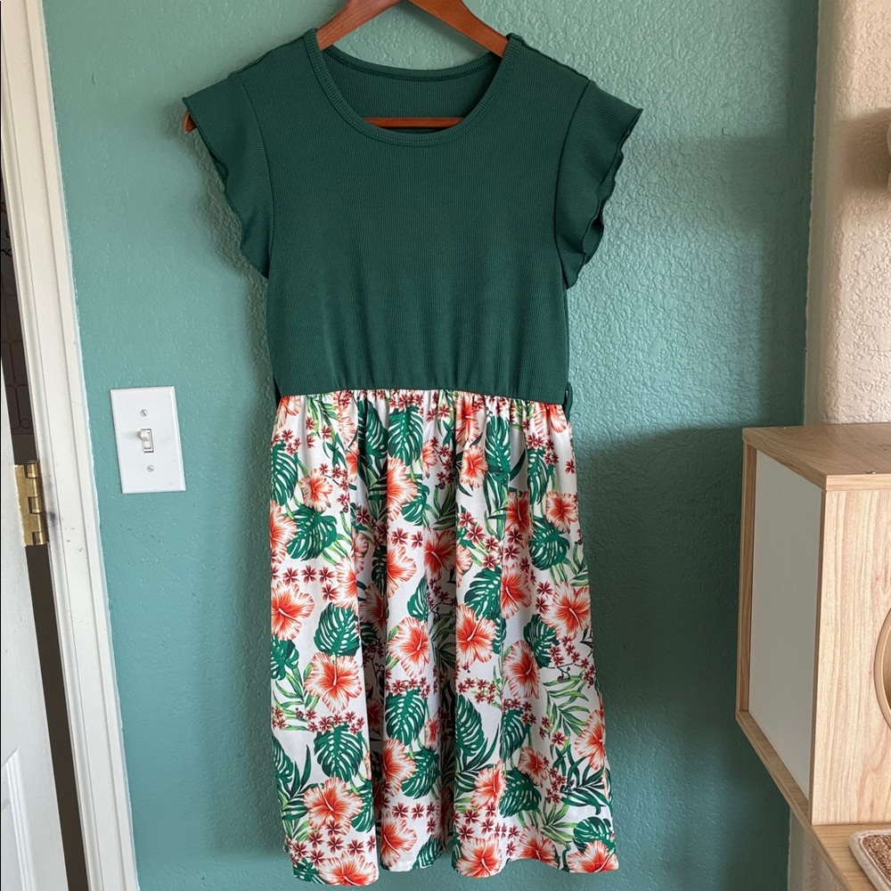 SHEIN Green and White Tropical Kids Dress